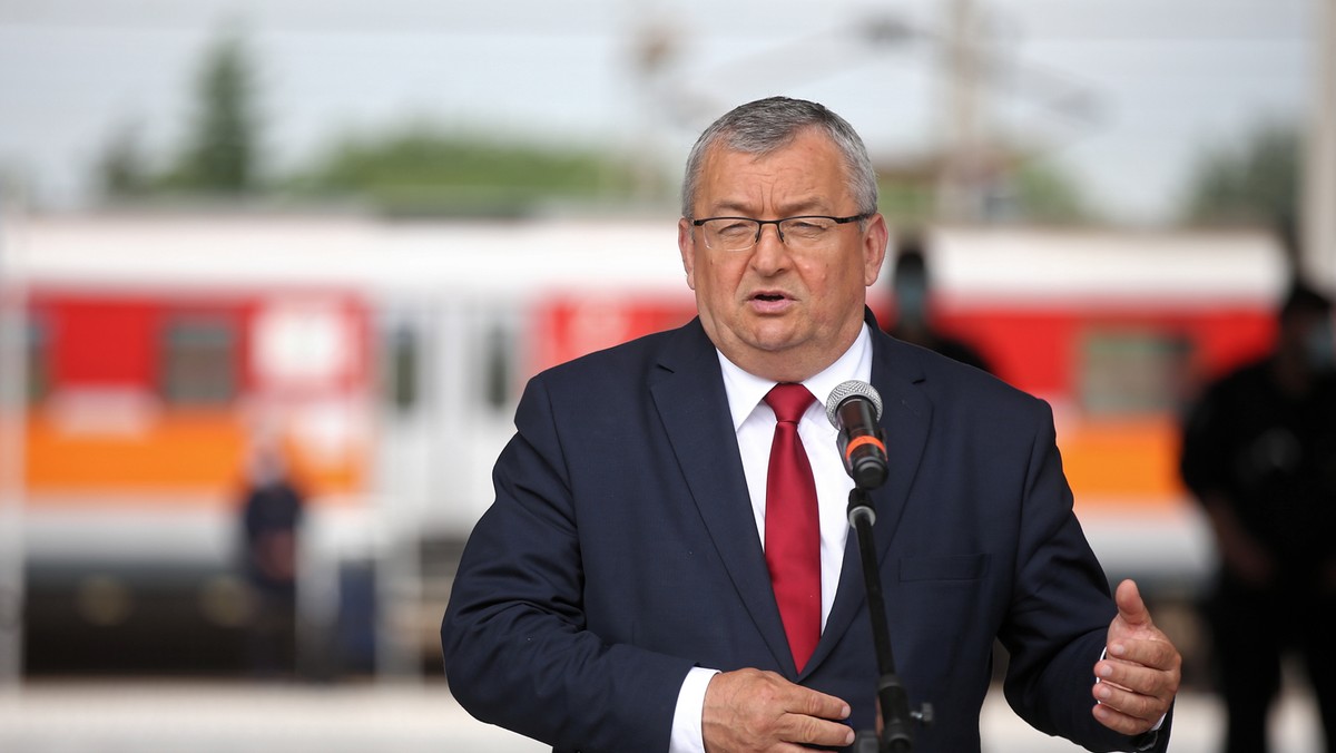 Boże Ciało 2020. Banner Andrzeja Adamczyka na procesji