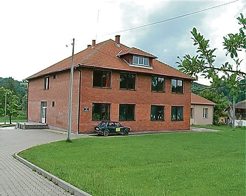 Osnovci su drugarici sipali preparat za stoku