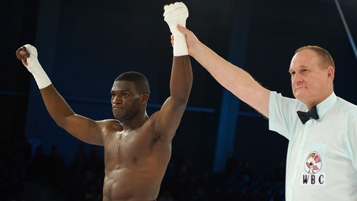 Izuagbe Ugonoh pokonał w pierwszej rundzie przez techniczny nokaut Floriansa Strupitsa na gali Wojak Boxing Night w Warszawie. To już szóste zwycięstwo w szóstym zawodowym pojedynku urodzonego w Polsce pięściarza.