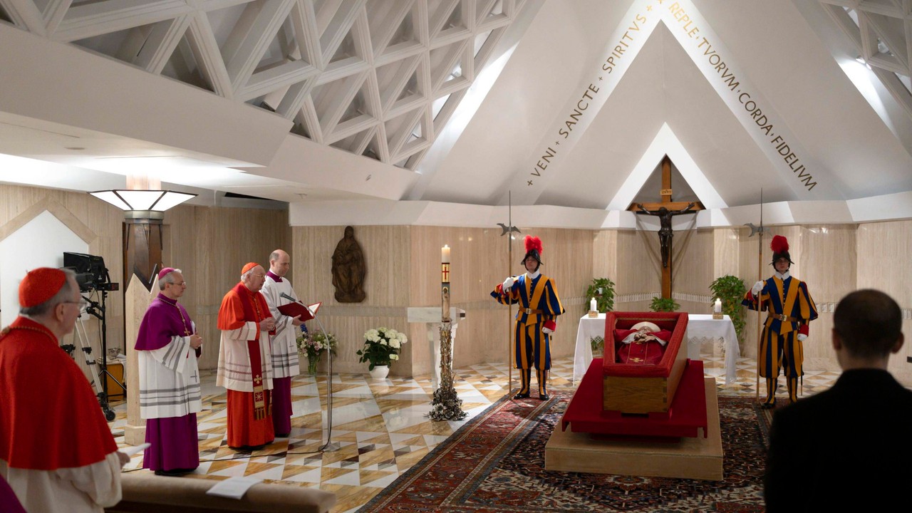 Trumna z ciałem papieża Franciszka wystawiona w Domu Świętej Marty [GALERIA]