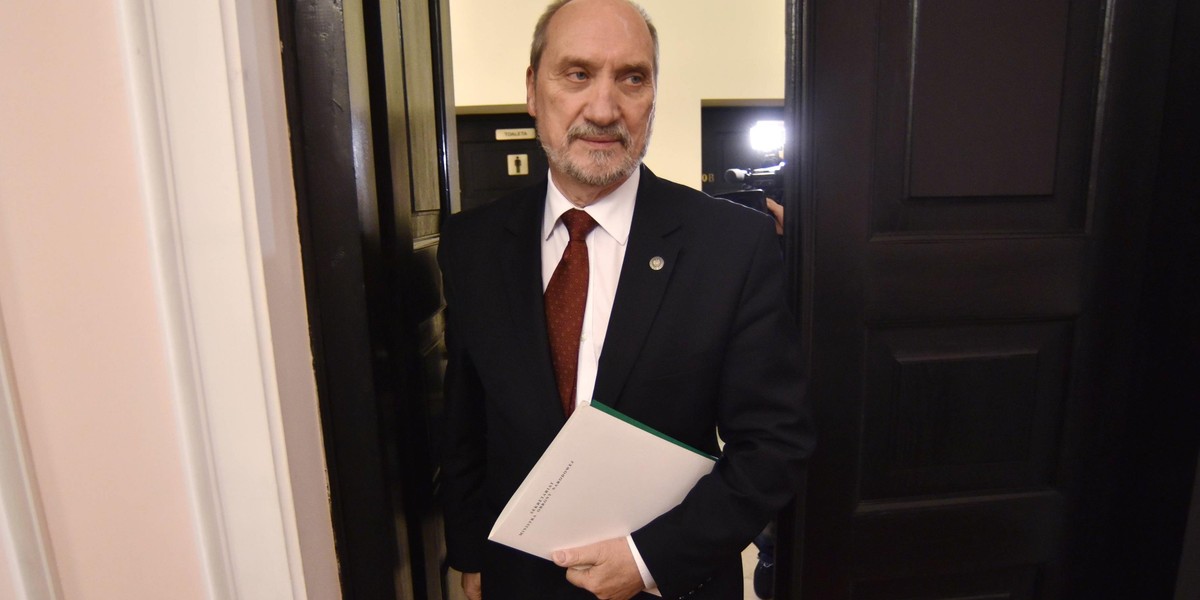 Macierewicz nie chce oddać okularów i pierścionka