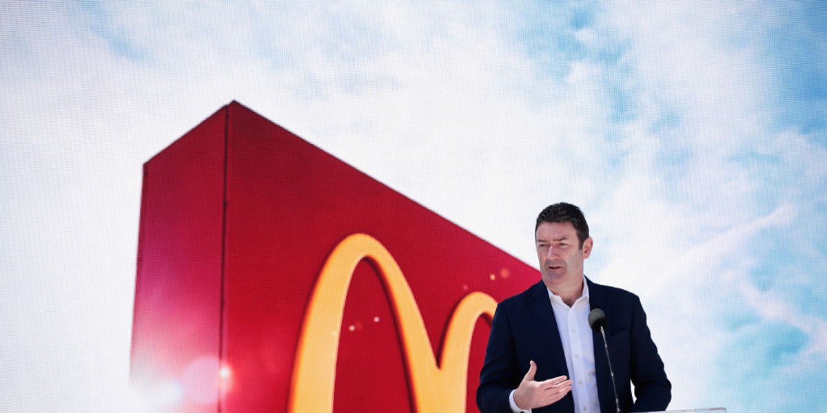 Stephen Easterbrook kierował McDonald's od 4,5 roku. W e-mailu do pracowników przyznał się do złamania wewnętrznego kodeksu postępowania i stwierdził, że "to był błąd"