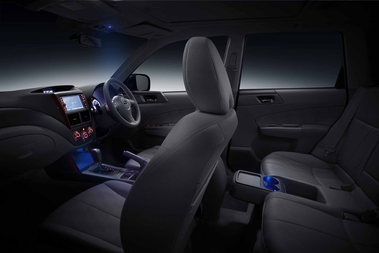 Wieczorem auto powita nas łagodnie oświetlonym wnętrzem