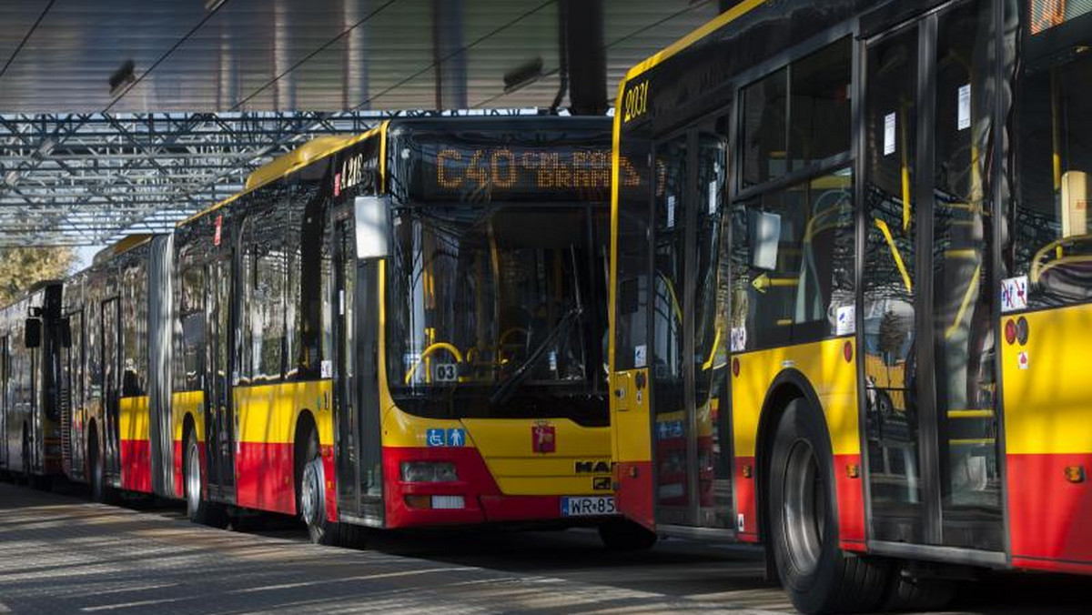 Choć do Wszystkich Świętych jeszcze ponad dwa tygodnie, niektórzy już zaczynają porządkować groby swoich bliskich. Dlatego, by ułatwić dojazd na największą nekropolię w Warszawie – Cmentarz Północny, Zarząd Transportu Miejskiego już w najbliższy weekend uruchamia pierwszą linię "cmentarną".