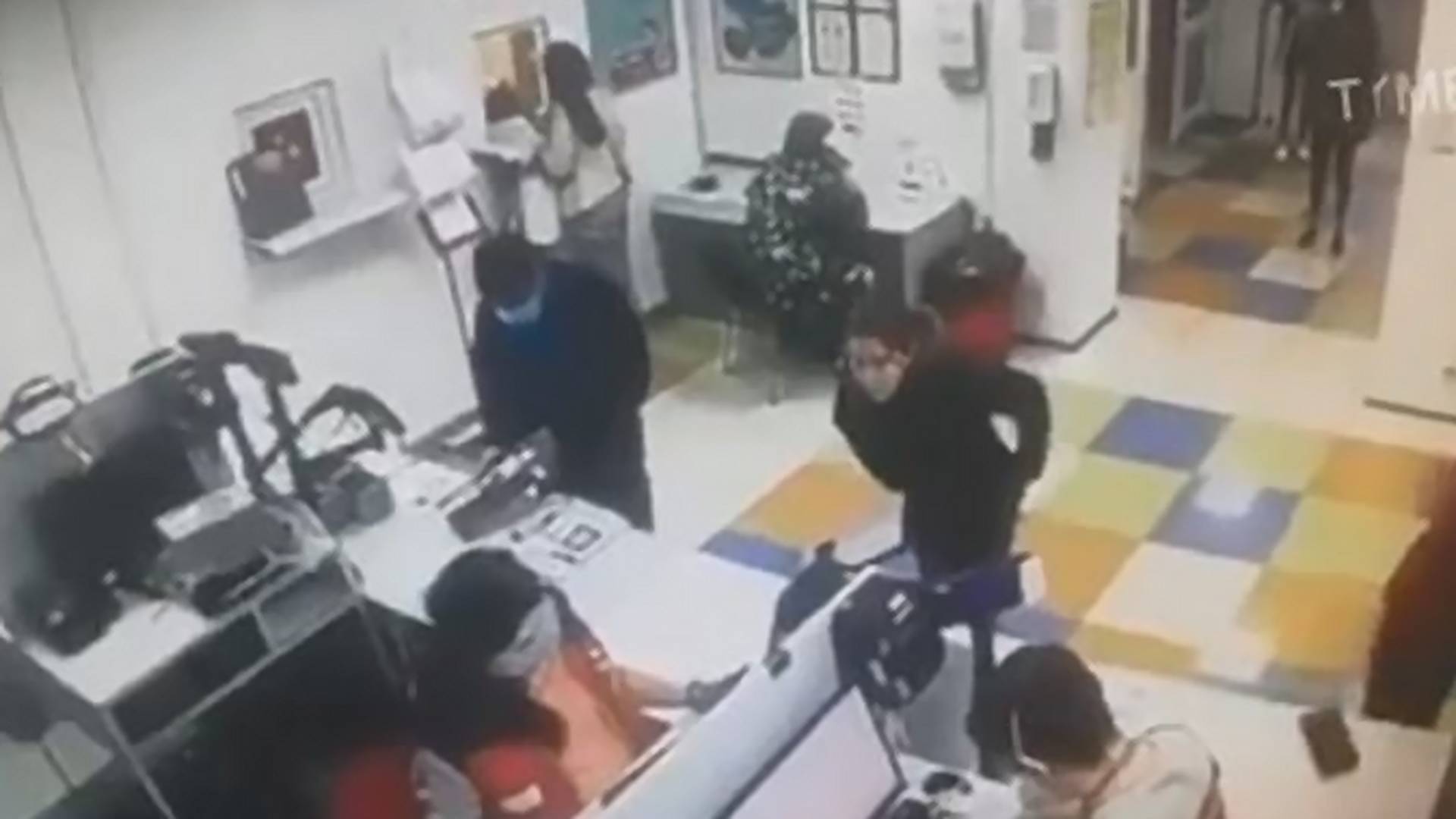 Letolta majd a fejére húzta a bugyiját egy nő a postán, mert maszk nélkül nem szolgálták ki - Videó