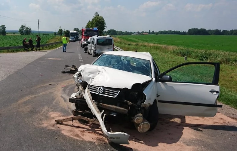 Passat rozbity w kolizji z pojazdem wojskowym