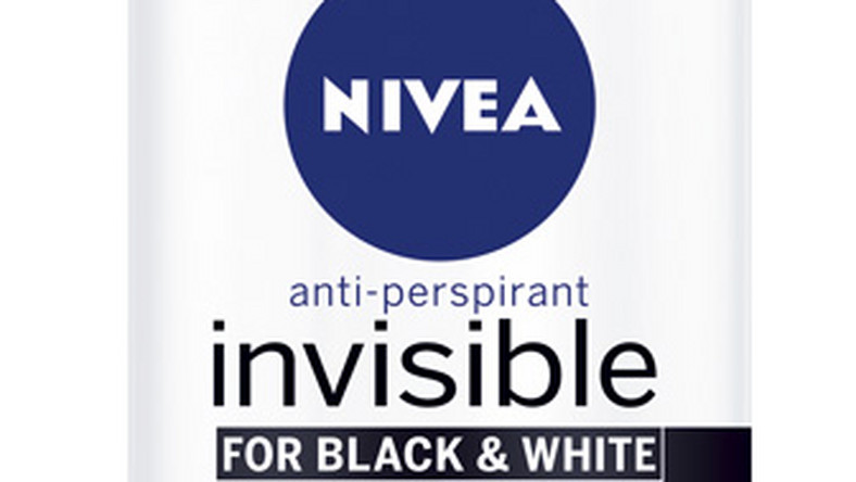 NIVEA Invisible Black&amp;White teraz osiągalny jest w nowej, zachwycająco świeżej wersji zapachowej – FRESH. Preparat gwarantuje skuteczność antyperspiracyjną i pozwola odnowić styl, od czerni do bieli. Antyperspirant NIVEA Invisible Black&amp;White FRESH oferowany jest w formie spray’u i roll-on’u; jego skład jest wolny od alkoholu i sztucznych barwników. Za sprawą ochrony, którą gwarantuje NIVEA Invisible możesz wyglądać i czuć się rześko i pewnie!