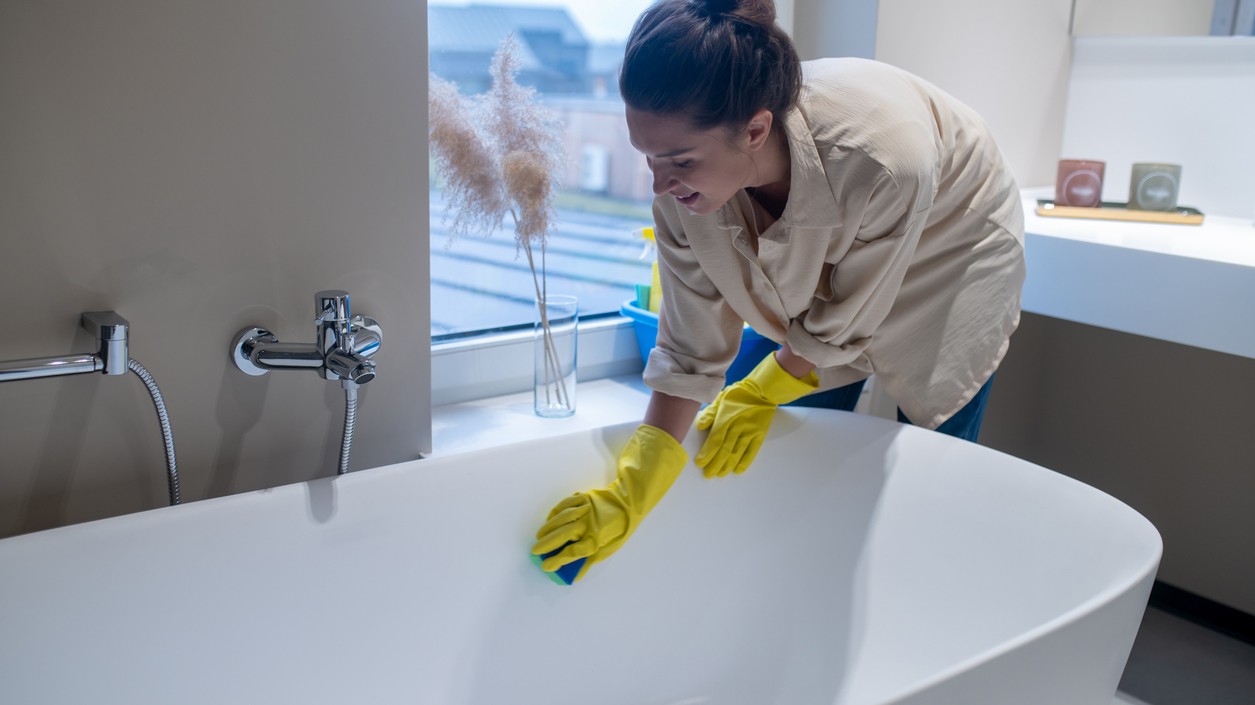 Stačí jemná hubka a správny postup – agresívne drhnutie je často zbytočné.