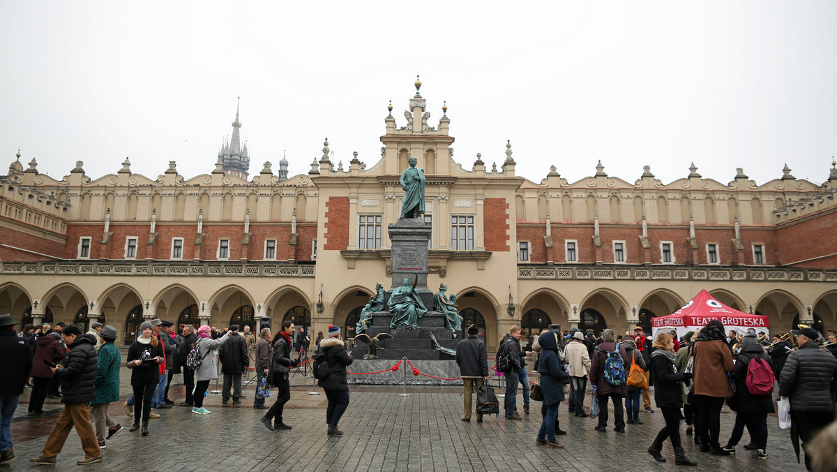 Na Rynku Głównym w Krakowie stanął dziś drugi pomnik Adama Mickiewicza. Replika monumentu jest dwa metry niższa od oryginału i znajduje się niedaleko Ratusza. Instalacja jest elementem akcji poprzedzającej zaplanowany na luty festiwal "Materia Prima".