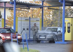 Znany polityk ma nowy wóz. Jest wielki i warty fortunę