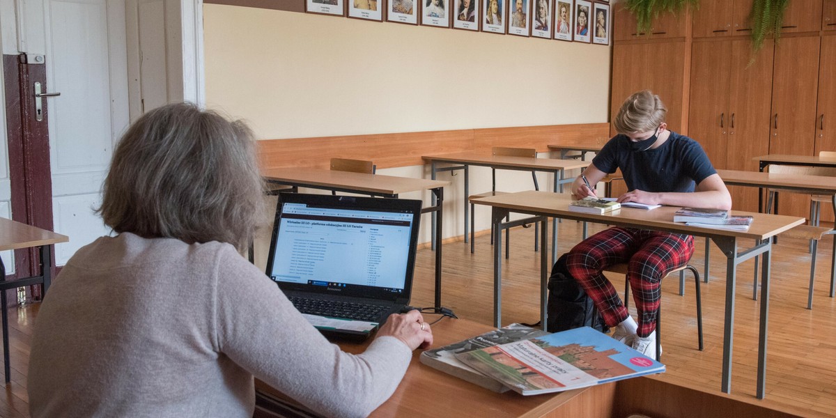 Rozpoczynają się testy przesiewowe dla nauczycieli i pracowników szkół. Ma zostać przebadanych ponad 100 tys. osób.