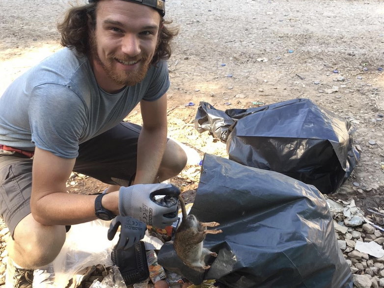 Wolontariusz Joe z organizacji Movement on the Ground, która zajmuje się sprzątaniem w „dżungli”