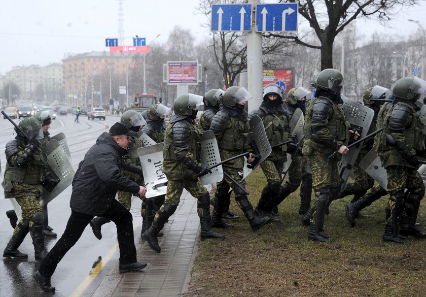 Zamieszki na demonstracji. Biją pałkami opozycję