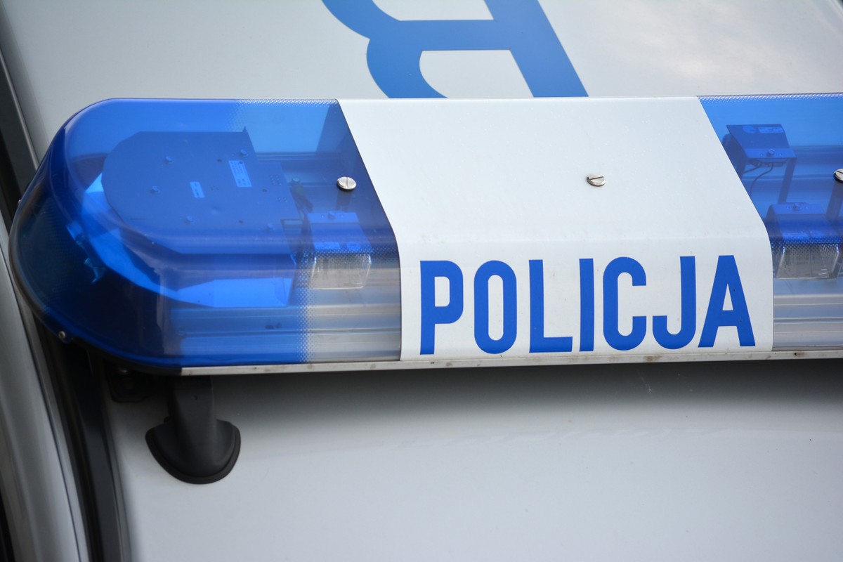 Dwulatka pozostawiona w nocy w aucie. Ratownicy musieli wybić szybę