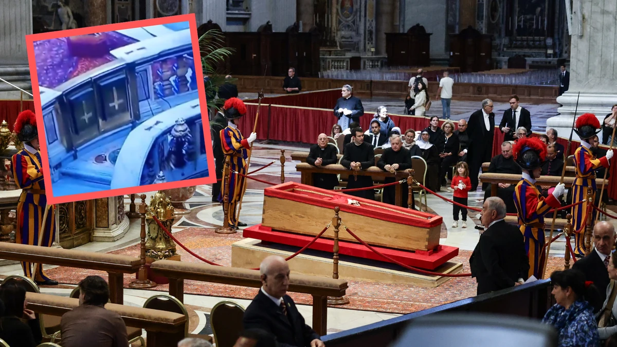 Odwrócone krzyże. istotny symbol za trumną papieża Franciszka