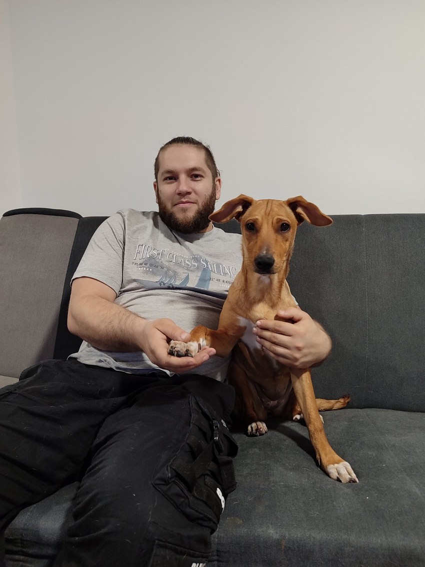 Mašinovodja Miša Radivojević sa psom kojeg je udomio ranije a koji je takođe spasen kraj pruge