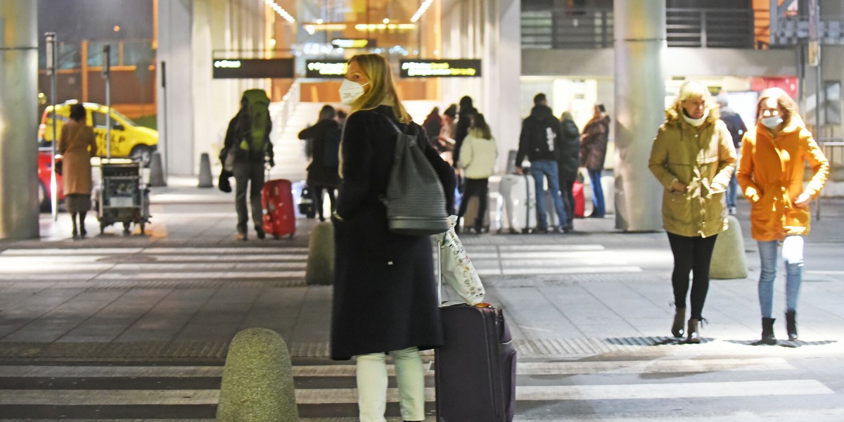 Wprowadzone ostatnio zmiany oznaczają, że wyjąwszy Rosję i Białoruś zasady wjazdu do Polski wracają do czasu sprzed pandemii. Nie zmieniają się przy tym reguły kwarantanny, określone w innym rozporządzeniu.