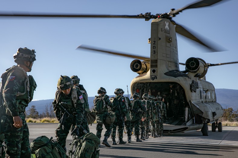 Śmigłowce Ch-47 doskonale sprawdzają się do transportu żołnierzy. Każda maszyna może wziąć na pokład kilkadziesiąt osób.