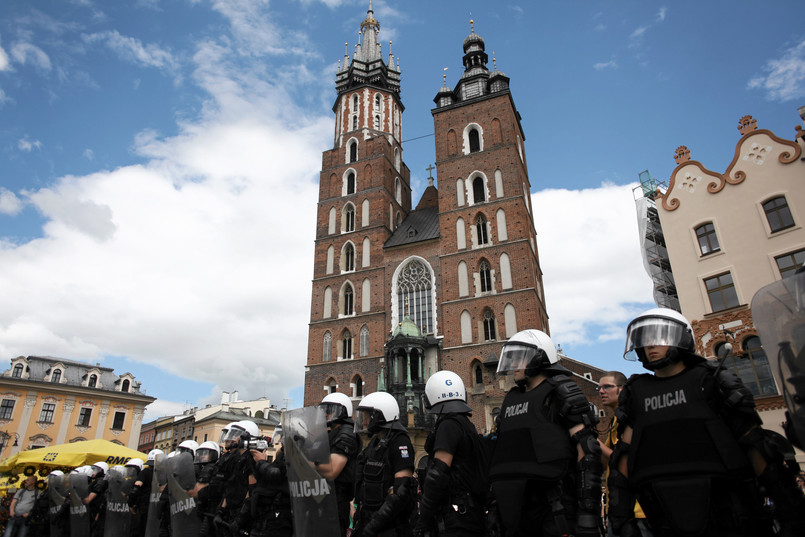 Policjanci na Rynku Gównym zabezpieczają obie manifestacje. Istniała groźba starcia