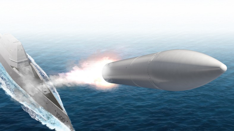 Grafika prezentująca wystrzelenie broni hipersonicznej z okrętu Zumwalt (DDG-1000).