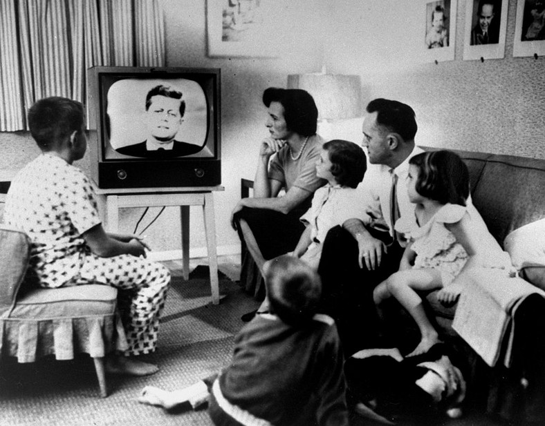 Widzowie oglądający przemówienie Johna F. Kennedy'ego (1960 r.)
