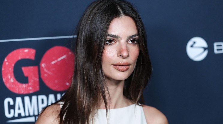 Szépen növöget Emily Ratajkowski terheshasa /Fotó: Northfoto