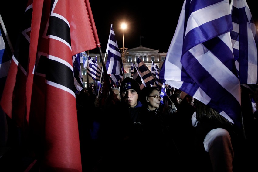 Pristalice Zlatne zore ispred grčkog parlamenta u novembru 2013.