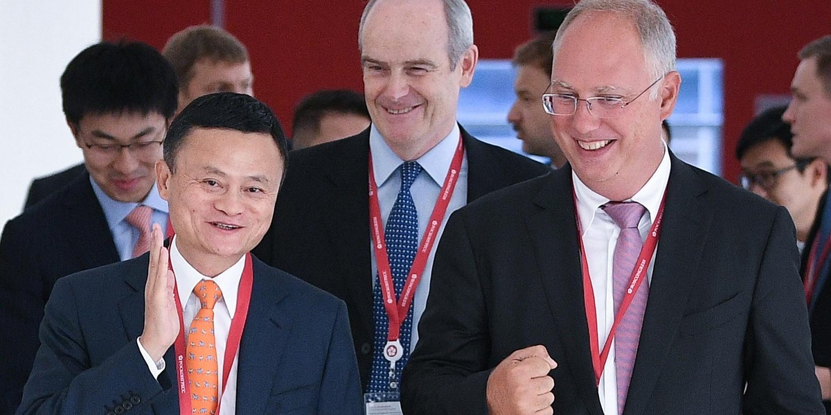 Od lewej: założyciel i obecny CEO Alibaby Jack Ma oraz Kirill Dmitriev, szef jednego z rosyjskich funduszy, które mają współpracować z Chińczykami