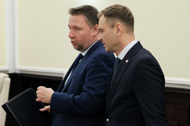 Minister sportu i turystyki Sławomir Nitras (P) oraz minister spraw wewnętrznych i administracji Marcin Kierwiński (L) podczas posiedzenia rządu