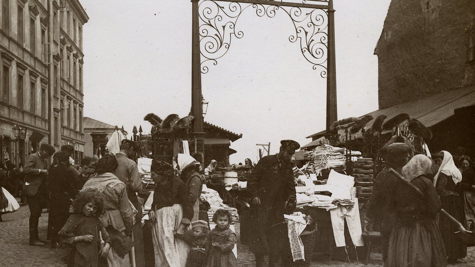 Brama bazaru Różyckiego, fot K Brandel, ok 1892r.