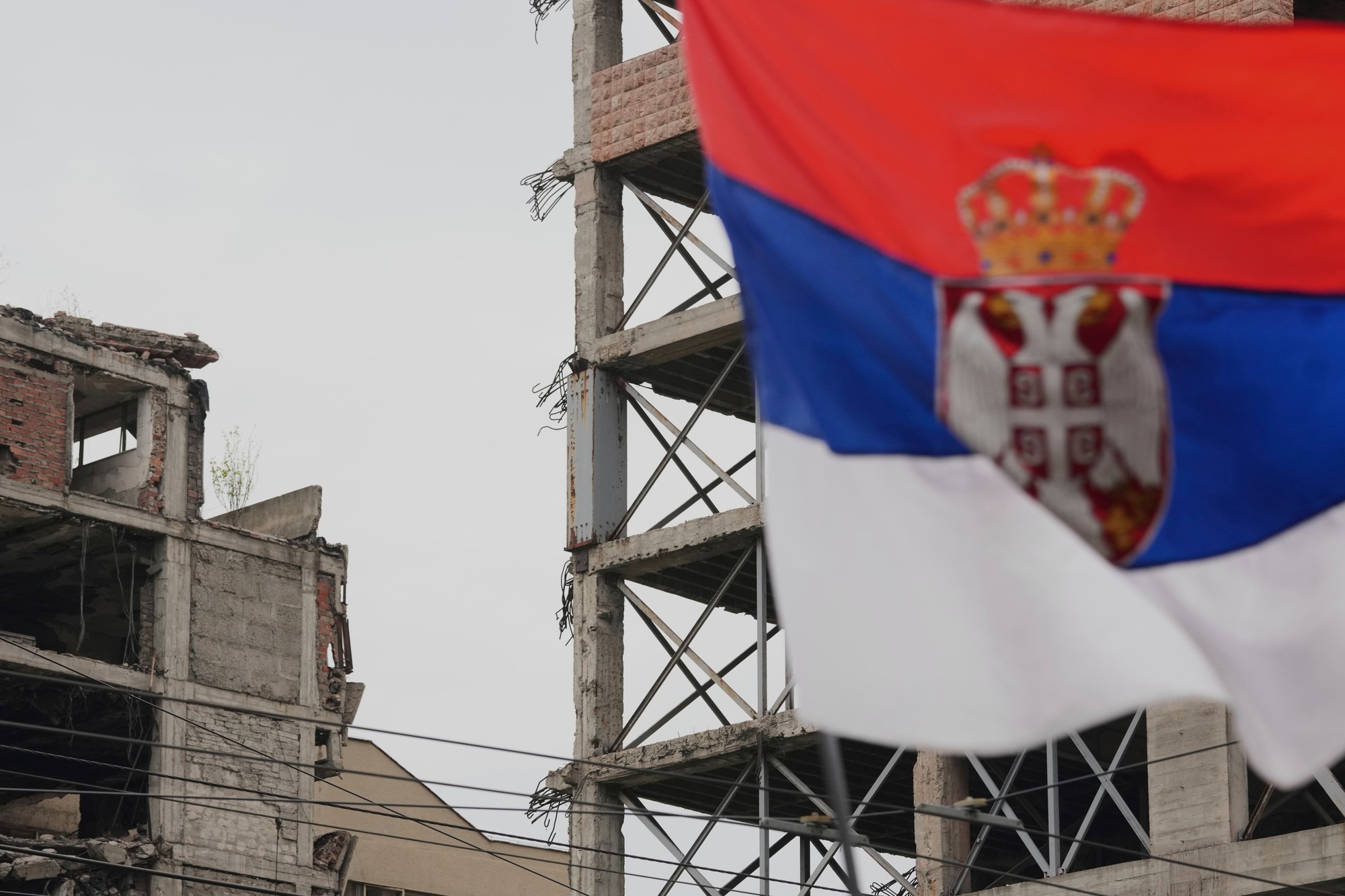 Srbi v Belehrade protestovali proti luxusnému projektu Trumpovho zaťa.