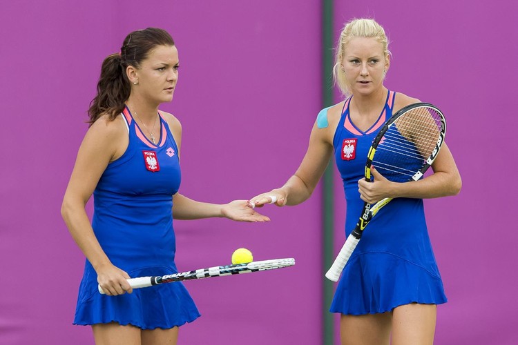 Siostry Agnieszka i Urszula Radwańskie przegrały w drugiej rundzie z najwyżej rozstawionymi Amerykankami Liezel Huber i Lisą Raymond 4:6, 6:7 (3-7) i odpadły z turnieju deblistek w igrzyskach w Londynie.