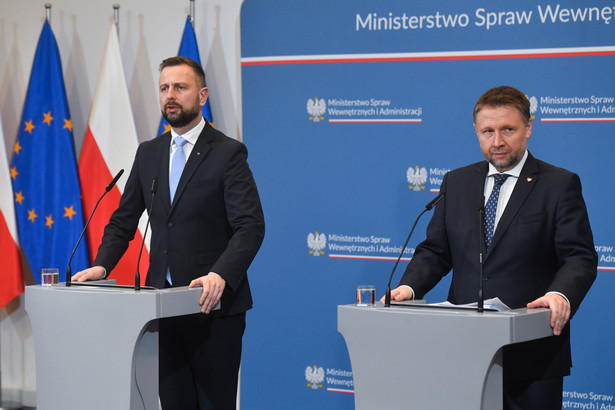 Warszawa, 22.03.2024. Minister spraw wewnętrznych i administracji Marcin Kierwiński (P) i wicepremier, minister obrony narodowej Władysław Kosiniak-Kamysz (L) podczas koferencji w siedzibie MSWiA w Warszawie, 22 bm. Konferencja dotyczyła ustawy o ochronie ludności i obronie cywilnej. (sko) PAP/Piotr Nowak