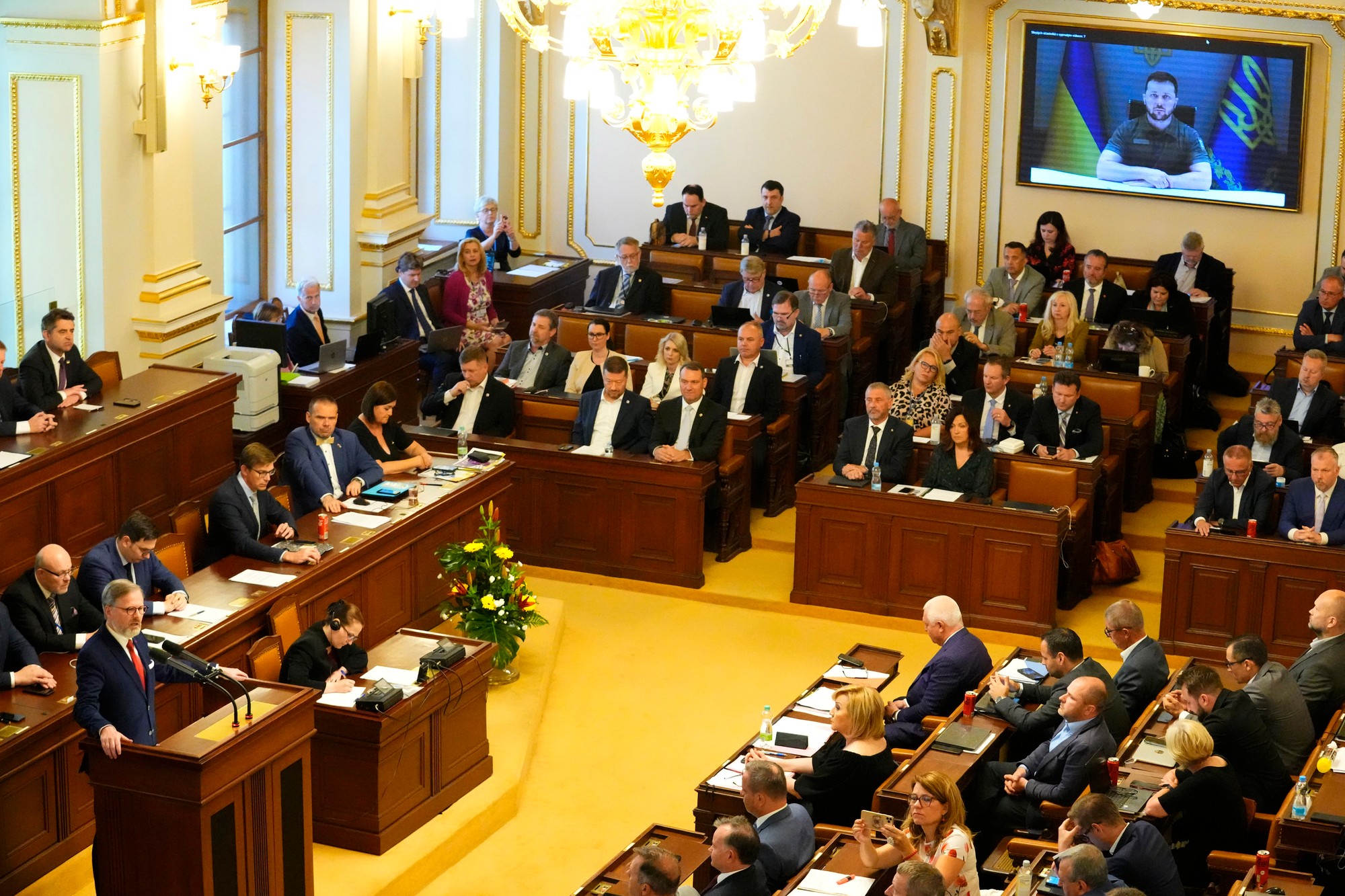 Ukrajinský prezident Volodymyr Zelenskyj vystupuje  prostredníctvom videokonferencie v parlamente v Prahe.