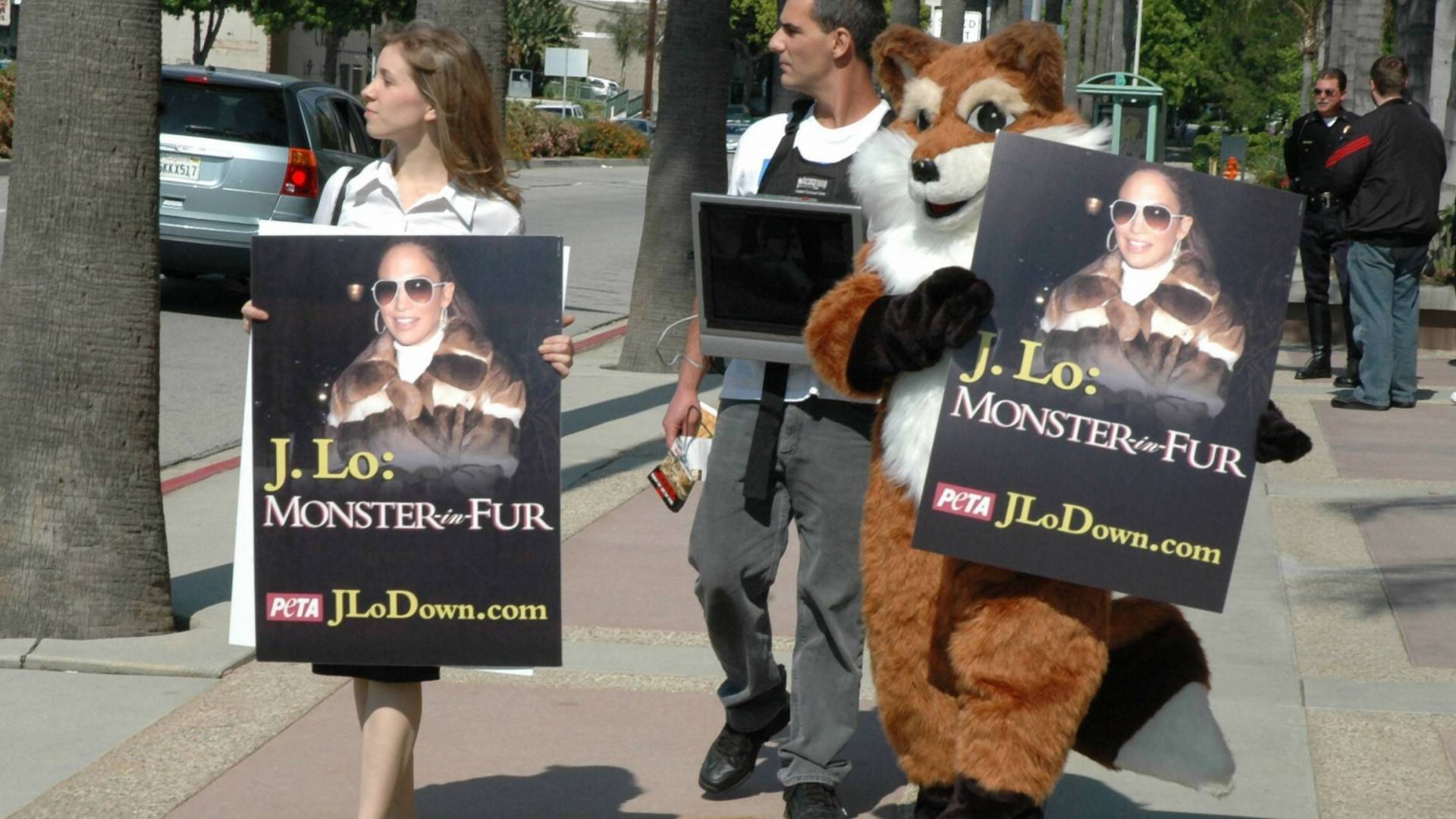 Bojkotowali Jennifer Lopez, odarli ze skóry Królika Bugsa. 7 odważnych akcji PETA