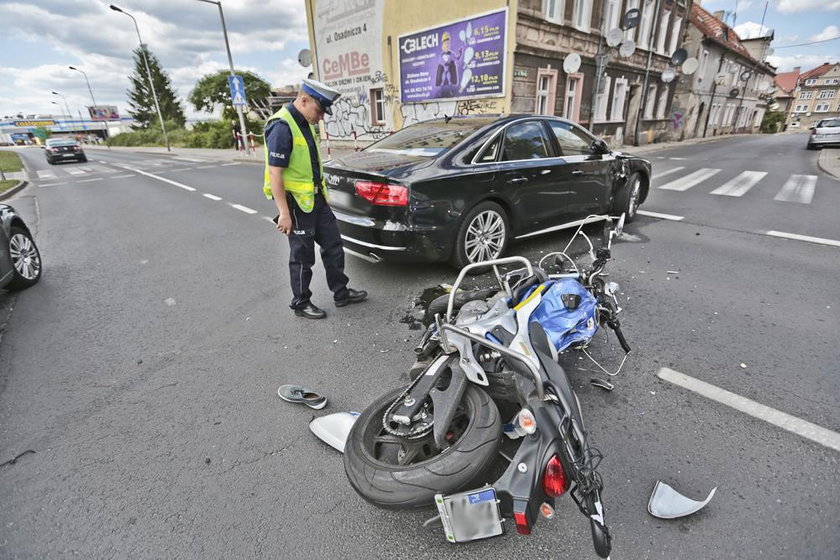 Koszmarny na drodze. Motocyklista przeleciał przez audi