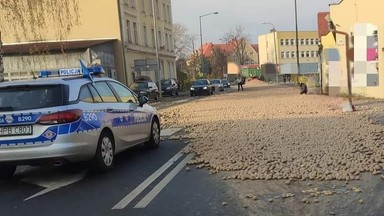 Blokada drogi w Oławie. Kierowców zatrzymało... 16 ton ziemniaków