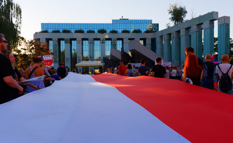 Zgodnie z ustawą o Sądzie Najwyższym, która weszła w życie 3 kwietnia, w trzy miesiące od tego terminu, czyli 3 lipca, w stan spoczynku przeszli z mocy prawa sędziowie SN, którzy ukończyli 65. rok życia.