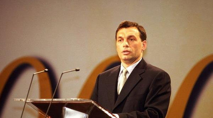 Orbán Viktor kormányfőként első évértékelő beszédét tartja 1999-ben. Fotó: Ringier-Archiv