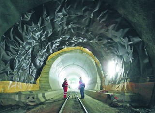 Tunel św. Gotarda: Szwajcarzy wydali 12 mld franków na inwestycję, która nigdy się nie zwróci