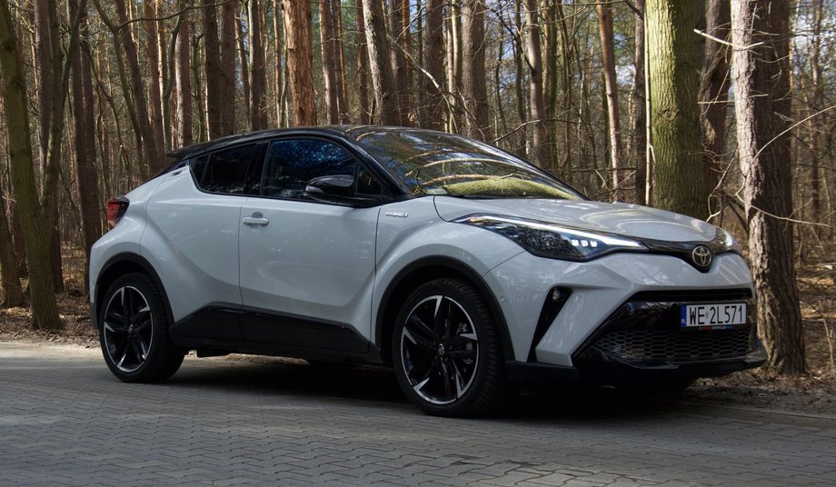 Toyota C-HR GR Sport nawet wizualnie mocno trzyma się drogi. Wyraźne, ostre przetłoczenia i linie to jej znak rozpoznawczy. 