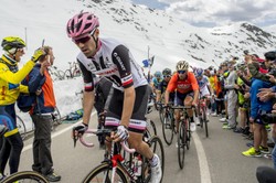 Giro d'Italia: Lider musiał się zatrzymać i iść w "krzaki". Atak biegunki mógł go pozbawić prowadzenia [WIDEO]