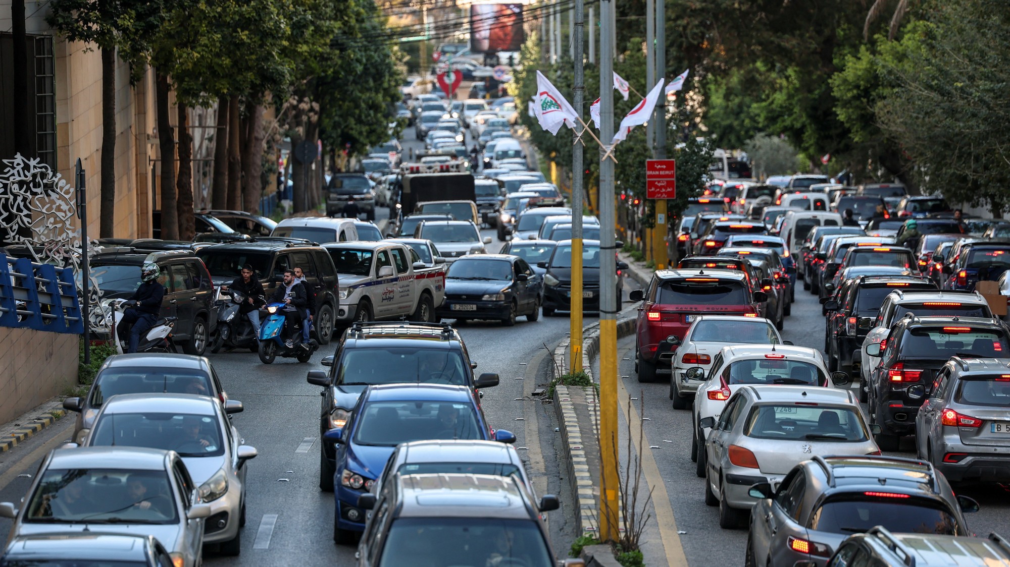 Dopravná zápcha na ulici po tom, ako izraelská armáda vydala príkaz na evakuáciu celých štvrtí v južnej časti Bejrútu.