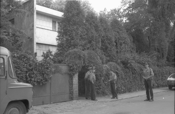 Warszawa, 03.09.1992 - Willa Jaroszewiczów w Aninie, w której zamordowano b. premiera Piotra Jaroszewicza i jego małżonkę Alicję Solską. Nz. policyjne posterunki na terenie posesji przy ulicy Zorzy 19