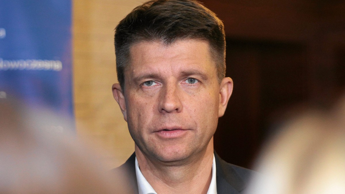 Były lider Nowoczesnej Ryszard Petru przed Świętami ogłosi decyzję w sprawie swojej politycznej przyszłości; w nadchodzącym tygodniu na ten temat będzie rozmawiał z nową liderką ugrupowania Katarzyną Lubnauer. Według informacji Polskiej Agencji Prasowej, 16 grudnia Rada Krajowa wybierze zarząd partii.