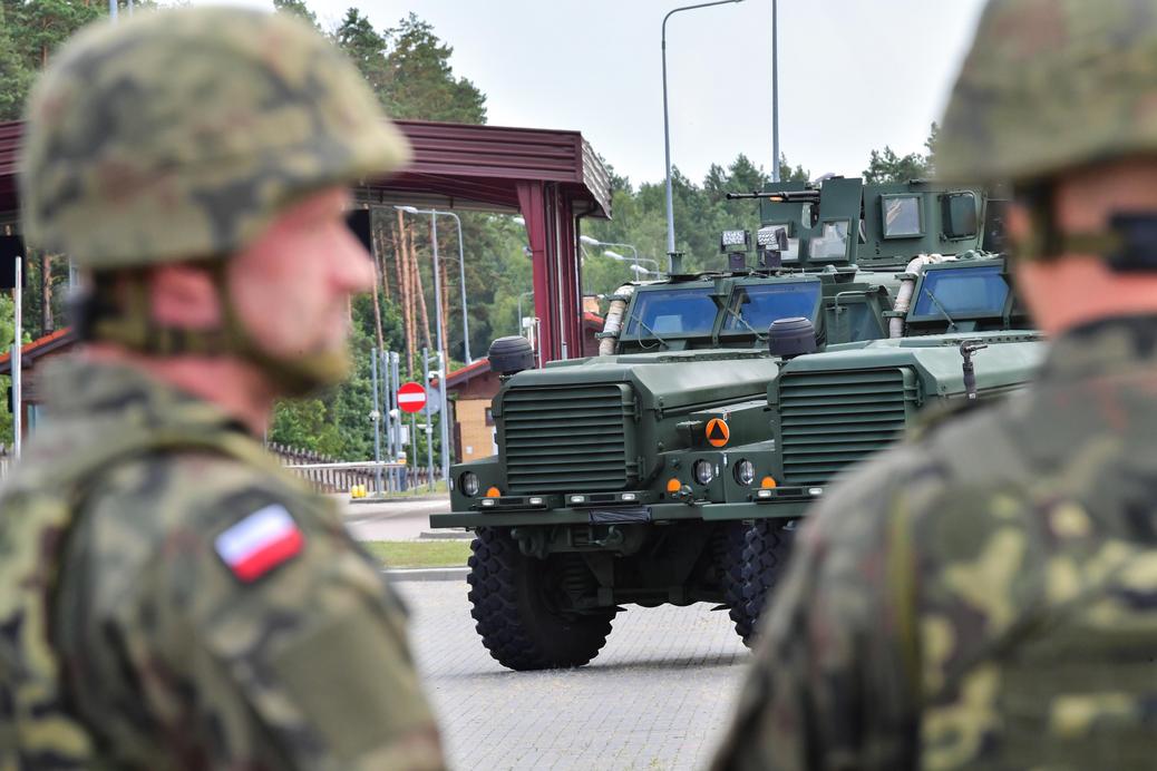27 lipca, żołnierze pełniący służę na polsko-białoruskim przejściu granicznym przed spotkaniem w Połowcach z ministrem obrony Mariuszem Błaszczakiem