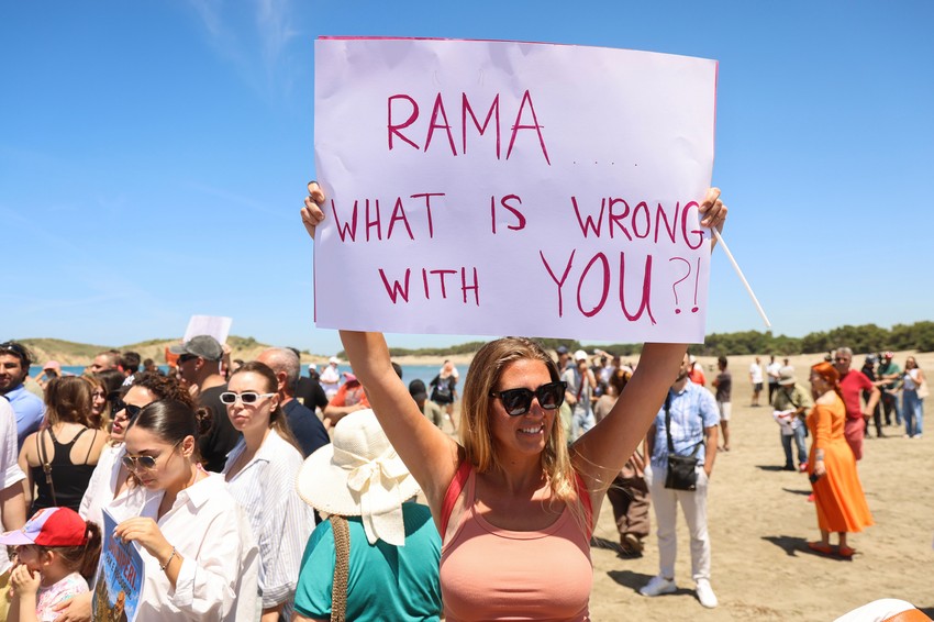 Protest u području lagune Narta, Albanija, zbog izgradnje odmarališta u zaštićenom području 6. juna