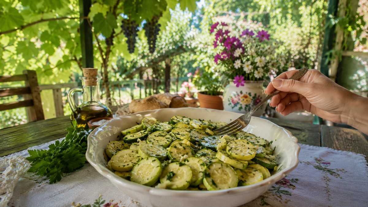 Salata od tikvica i belim lukom je apsolutni hit na internetu: Ovo je recept koji ćete praviti celog leta