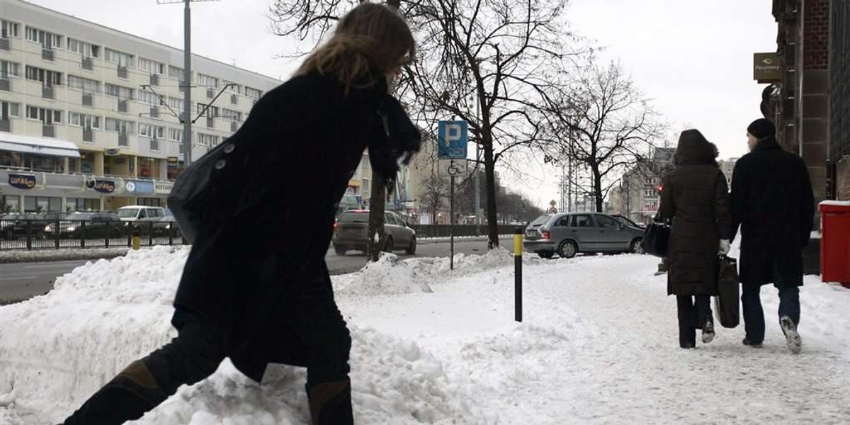 Jak zwykle! Zima zaatakowała po raz kolejny i znowu zaskoczyła służby walczące z białym żywiołem! Zaspy po kolana na chodnikach i śliskie, pośniegowe błoto na ulicach - tak wyglądał wczoraj Gdańsk. - Czy w niedzielę ekipy odśnieżające m...