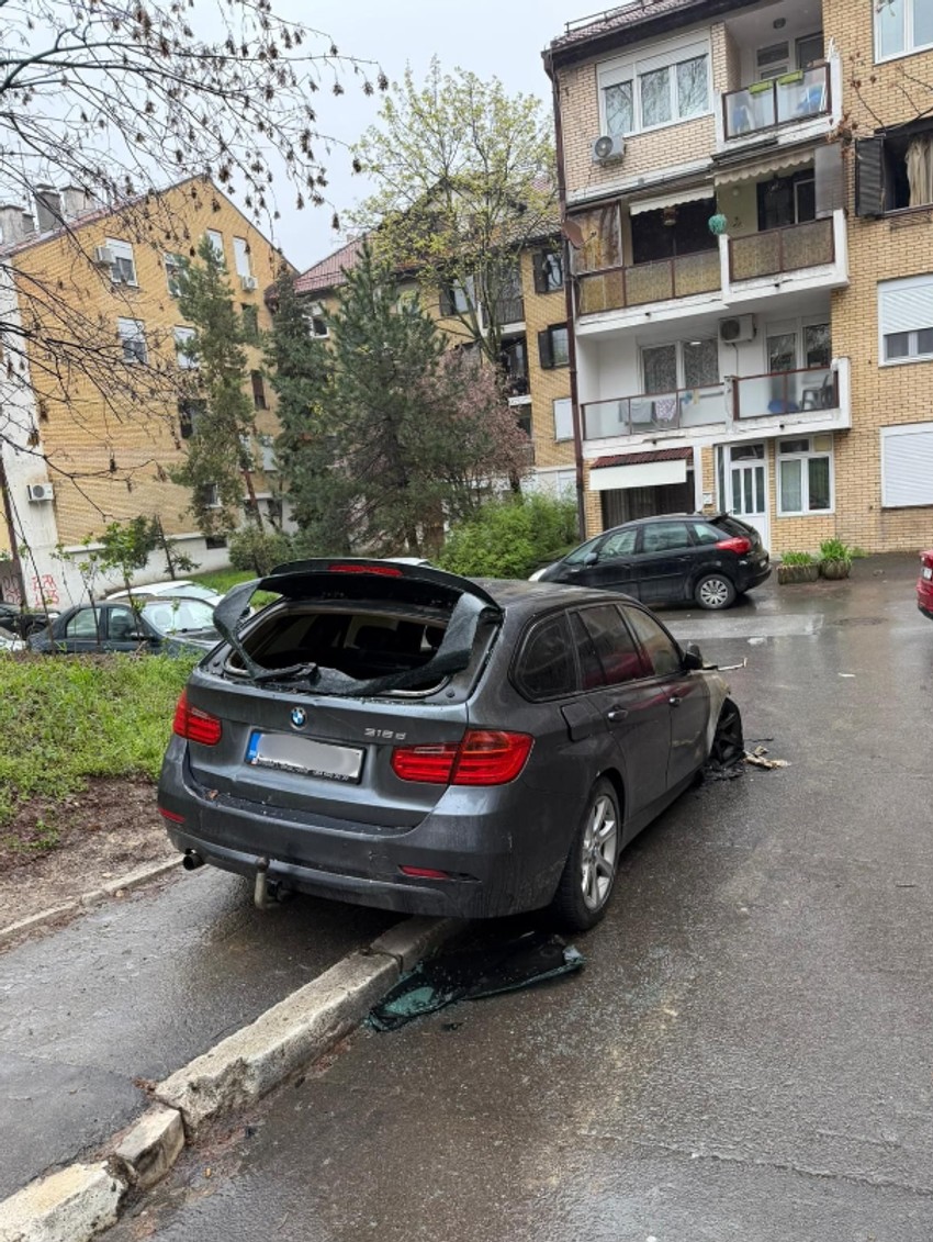 Zapaljen BMW na Mirijevu